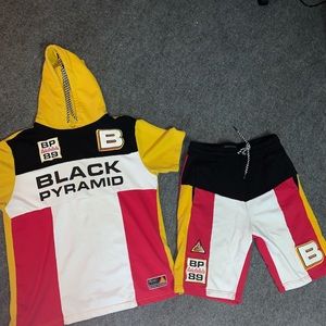 Black pyramid top and bottom set